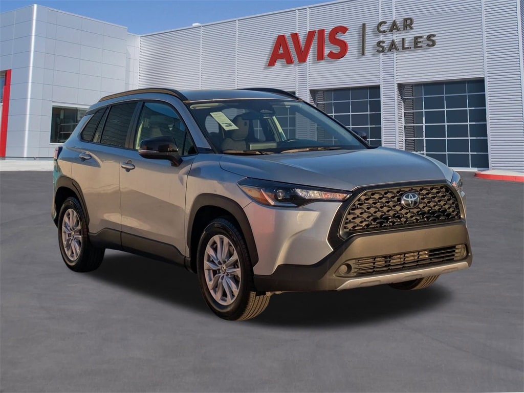 2025 Toyota Corolla Cross LE's photo