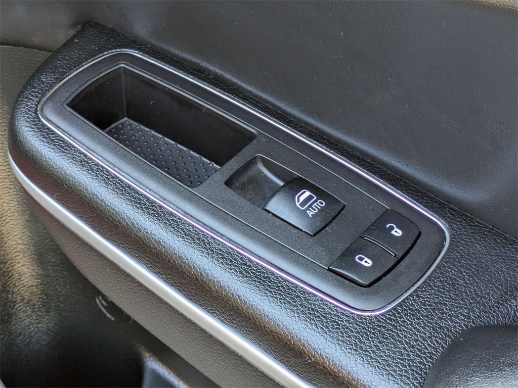 Thumbnail: 2023 Chrysler 300 - 35