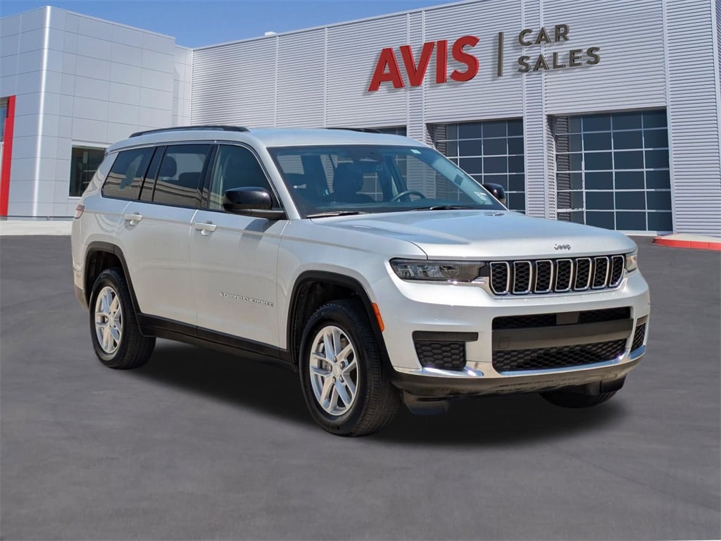 2023 Jeep Grand Cherokee Laredo 3