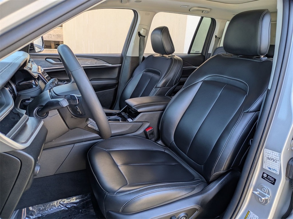 Thumbnail: 2023 Jeep Grand Cherokee - 23