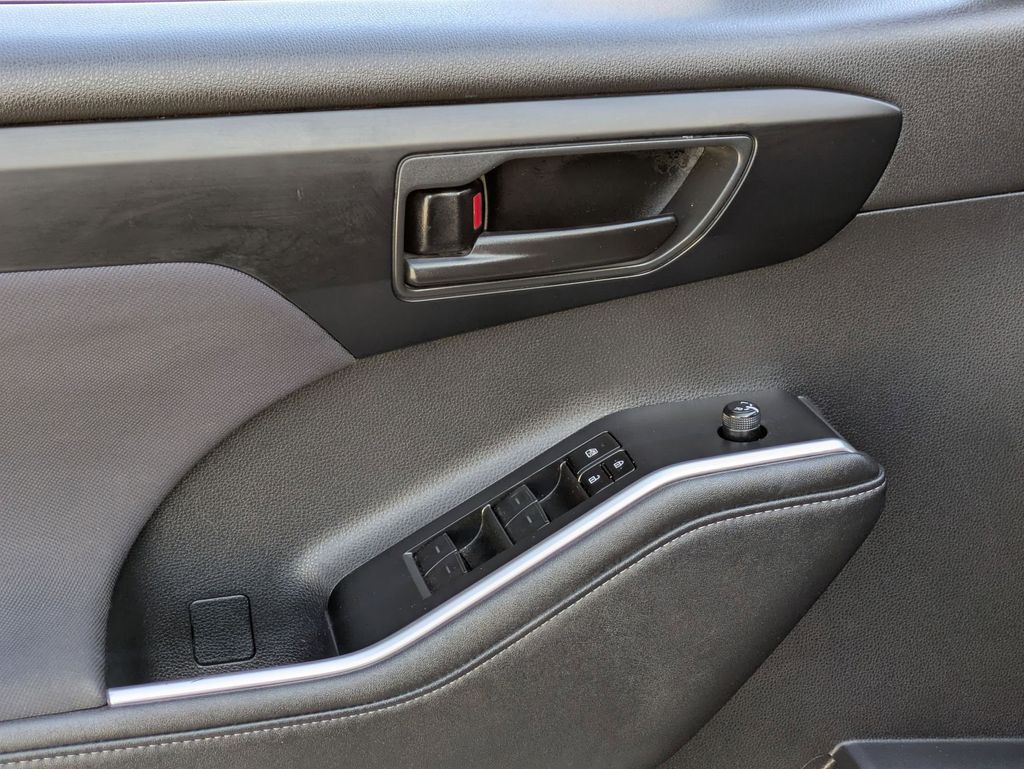 Thumbnail: 2024 Toyota Highlander - 13