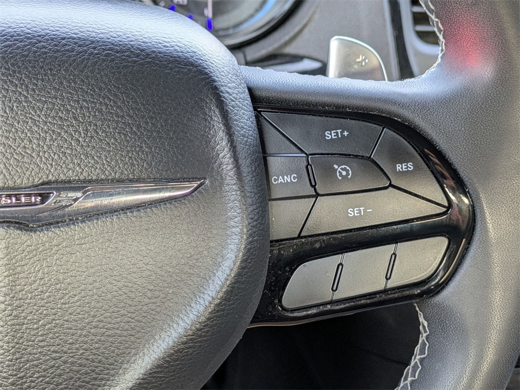 Thumbnail: 2023 Chrysler 300 - 21