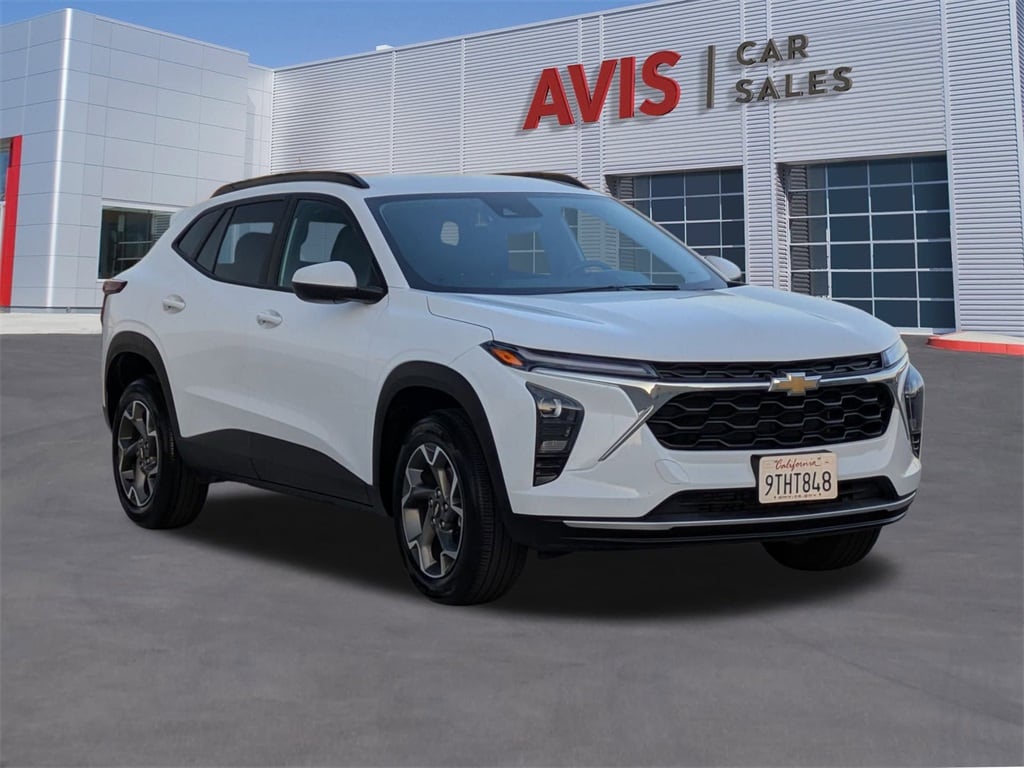 Thumbnail: 2025 Chevrolet Trax - 3