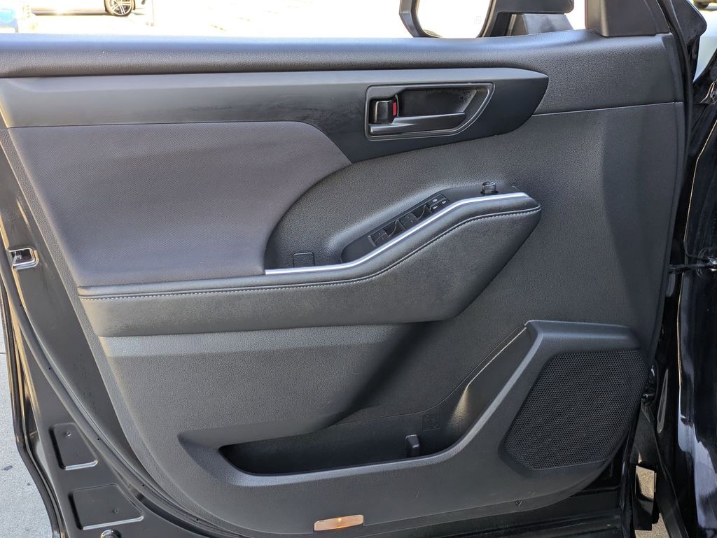 Thumbnail: 2024 Toyota Highlander - 11