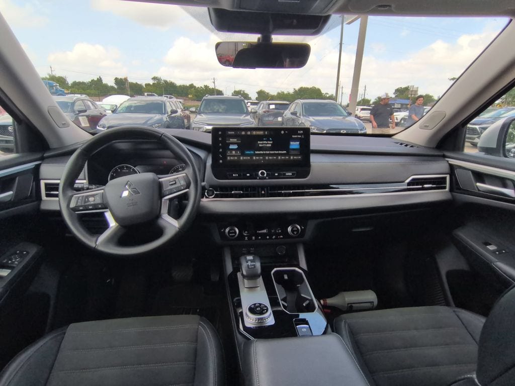 Thumbnail: 2025 Mitsubishi Outlander - 26