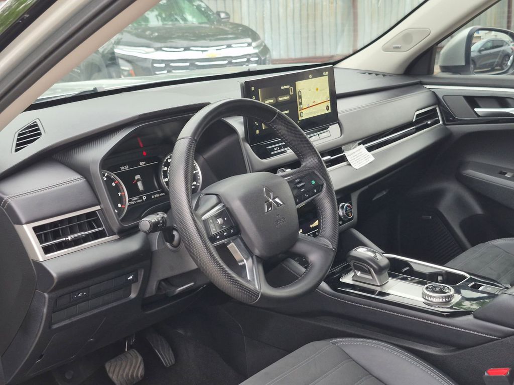 Thumbnail: 2025 Mitsubishi Outlander - 13