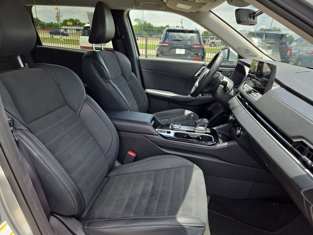 Thumbnail: 2025 Mitsubishi Outlander - 30