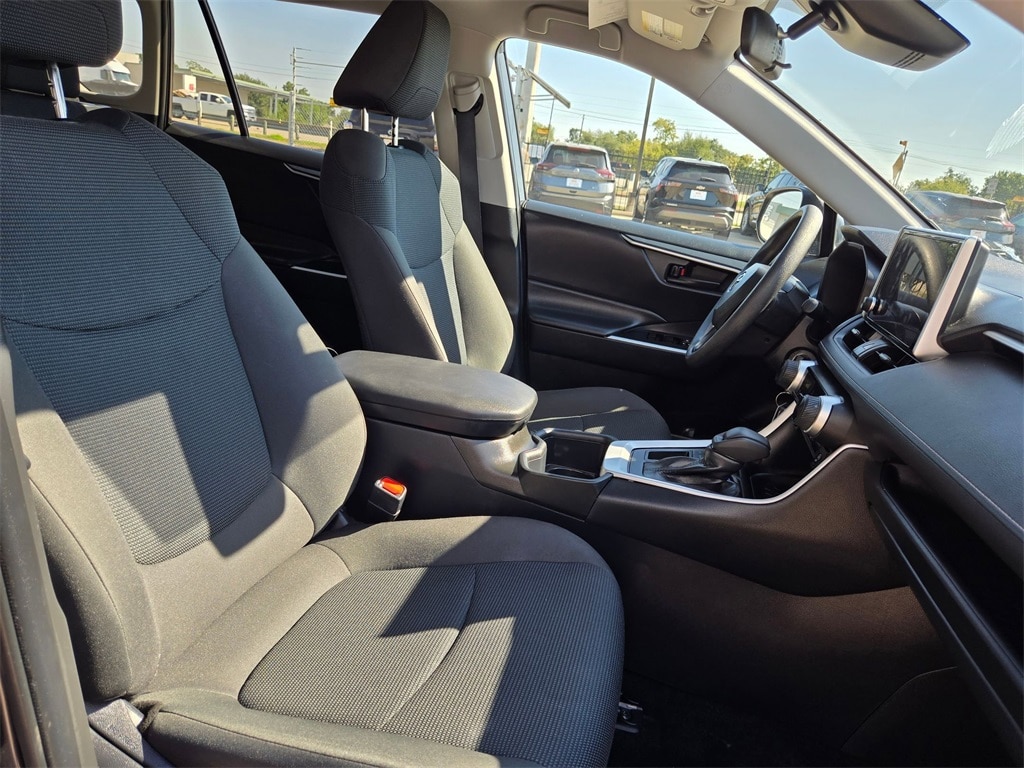 Thumbnail: 2025 Toyota RAV4 - 31