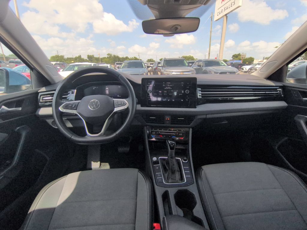 Thumbnail: 2025 Volkswagen Jetta - 24