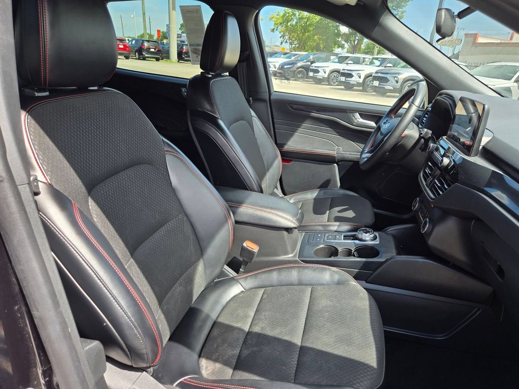 2025 Ford Escape ST-Line - Photo 30
