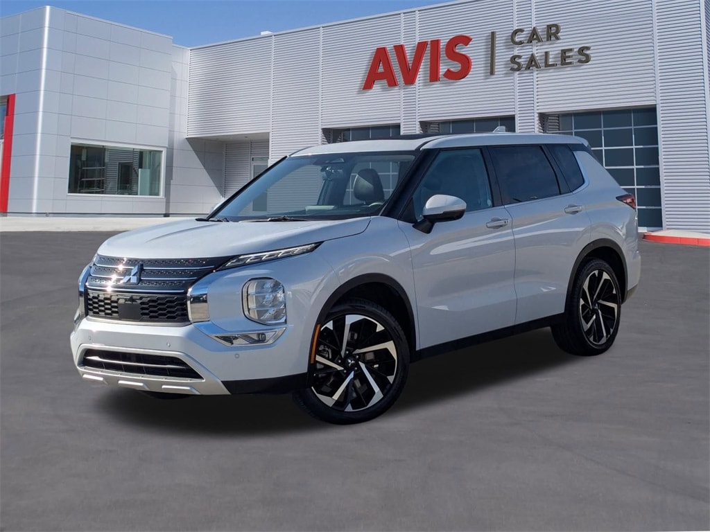 2024 Mitsubishi Outlander SE's photo