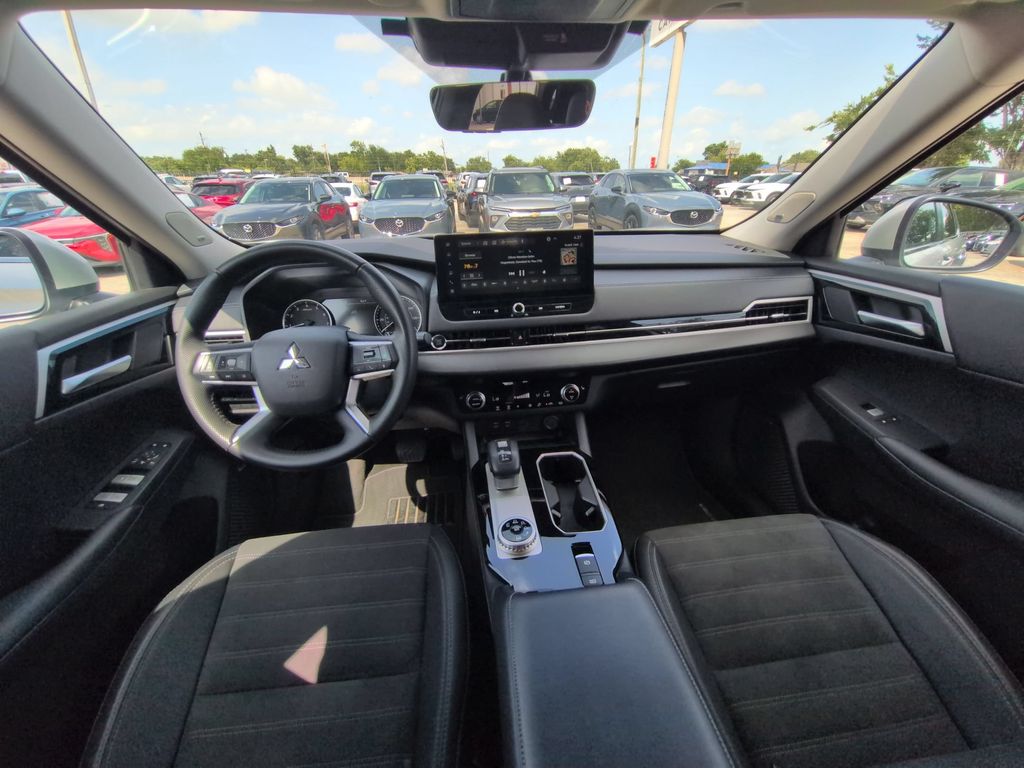 Thumbnail: 2025 Mitsubishi Outlander - 25
