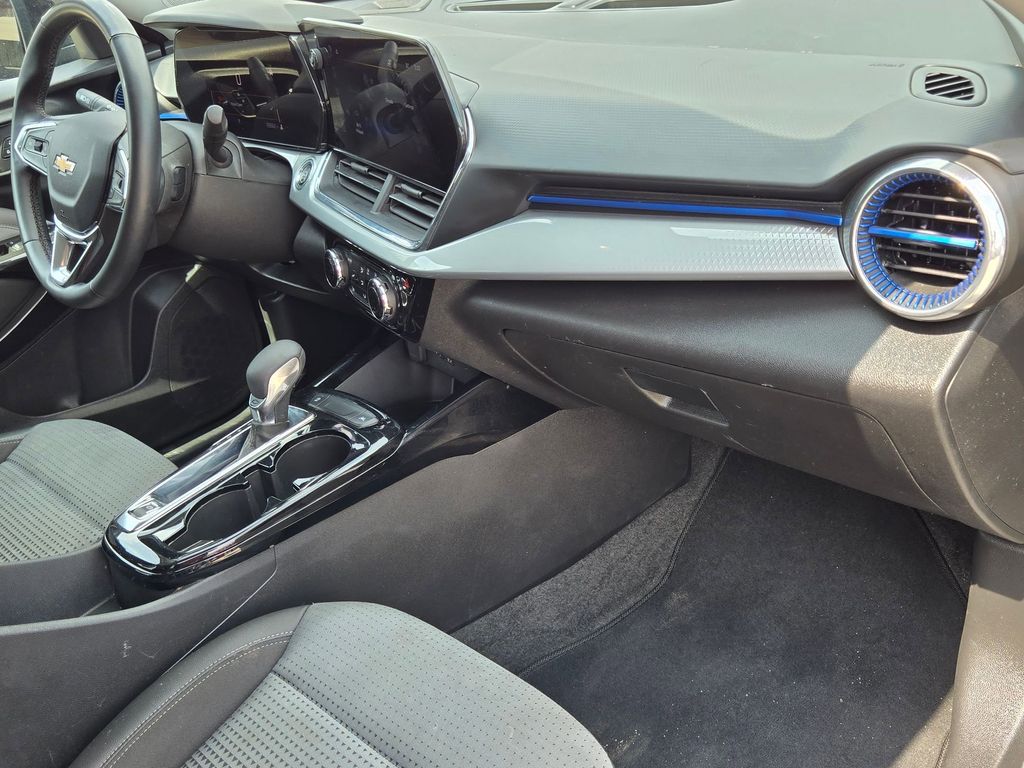 Thumbnail: 2025 Chevrolet Trax - 31