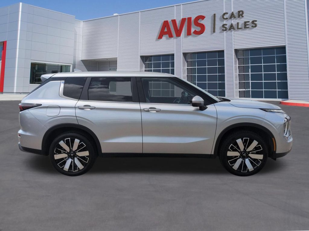 Thumbnail: 2025 Mitsubishi Outlander - 5