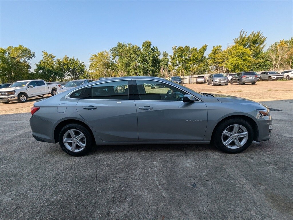 2024 Chevrolet Malibu 1LT photo 3