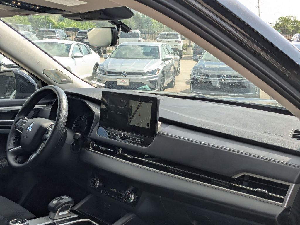 Thumbnail: 2025 Mitsubishi Outlander - 27