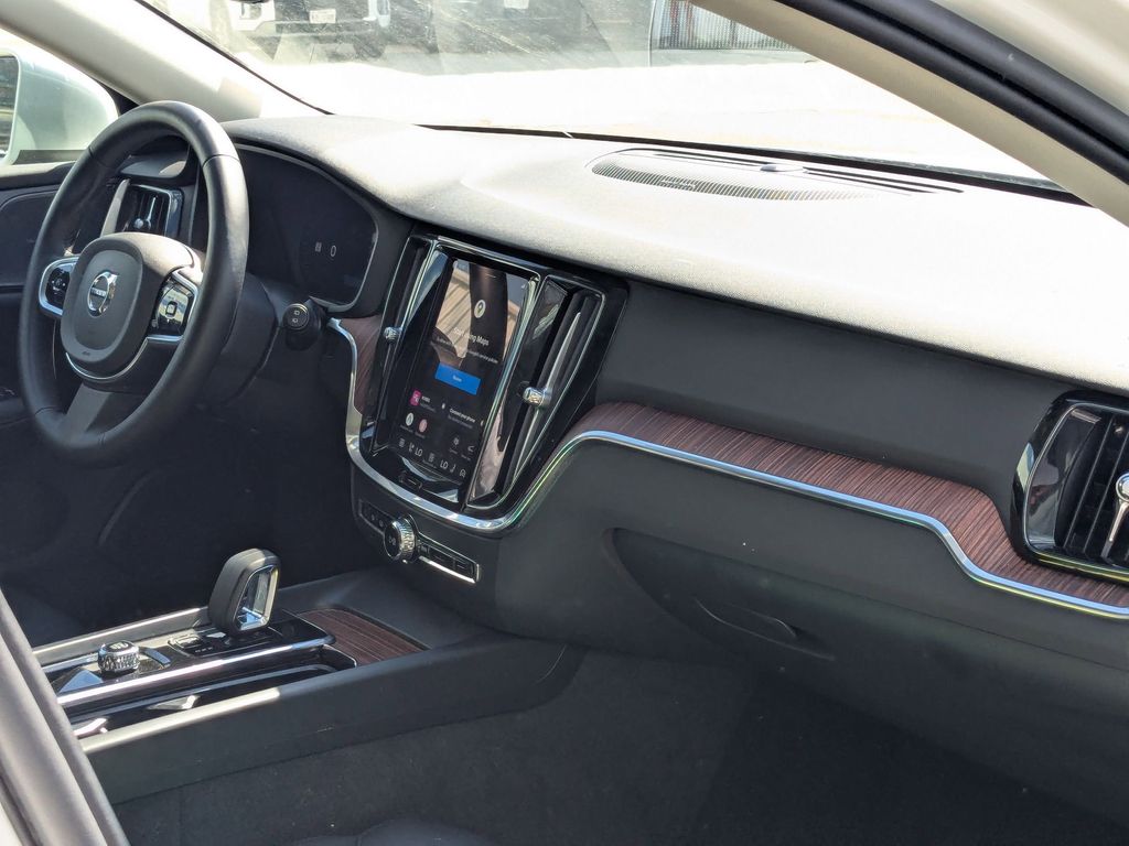 Thumbnail: 2025 Volvo S60 - 31