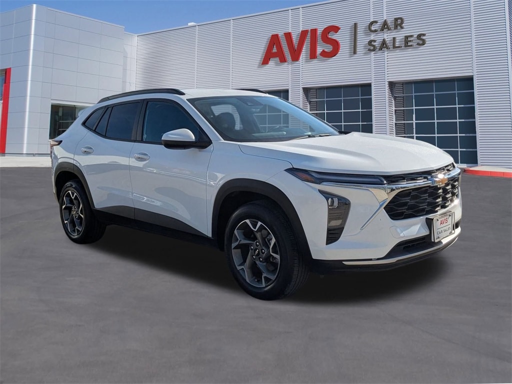 Thumbnail: 2025 Chevrolet Trax - 3