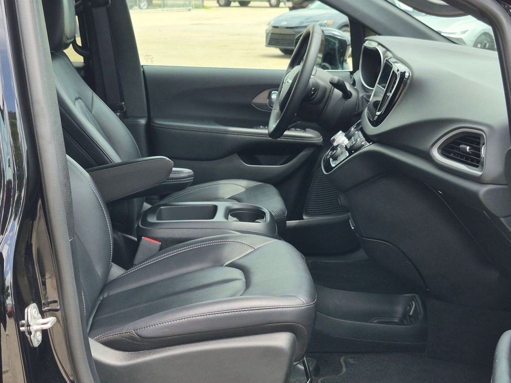 Thumbnail: 2025 Chrysler Pacifica - 24