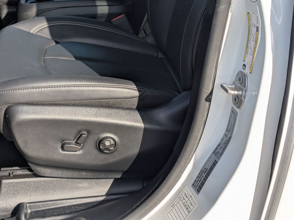 Thumbnail: 2025 Chrysler Pacifica - 19