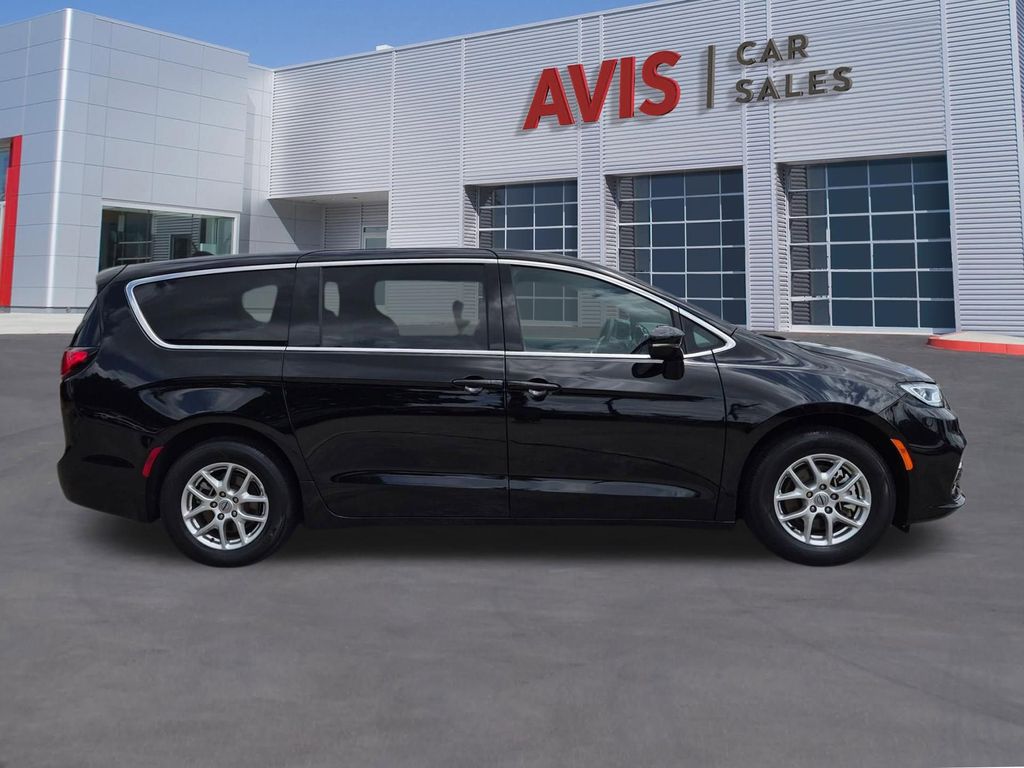 Thumbnail: 2025 Chrysler Pacifica - 5