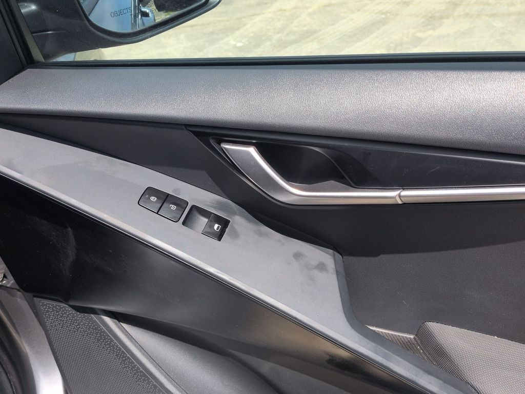 Thumbnail: 2025 Kia Niro - 32