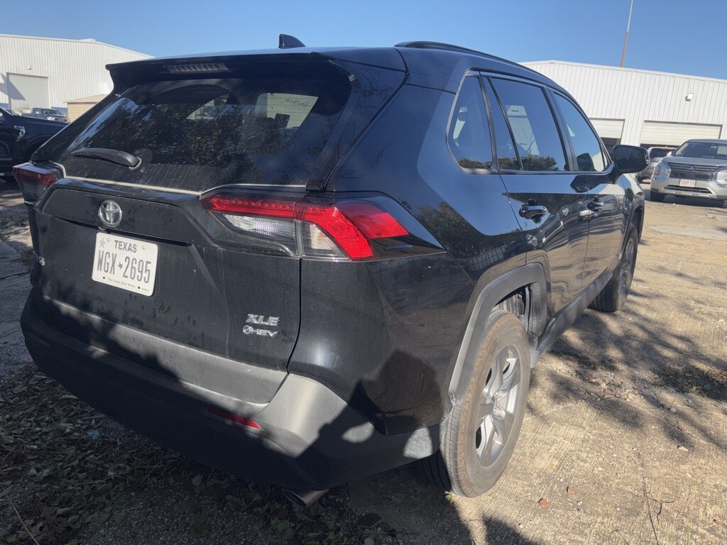 2025 Toyota RAV4 Hybrid XLE photo 3