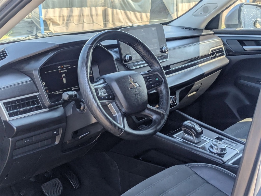 Thumbnail: 2024 Mitsubishi Outlander - 14