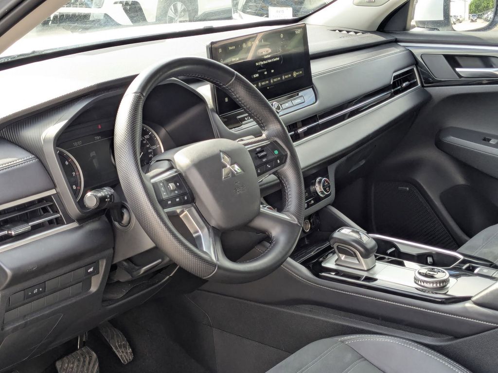 Thumbnail: 2025 Mitsubishi Outlander - 10