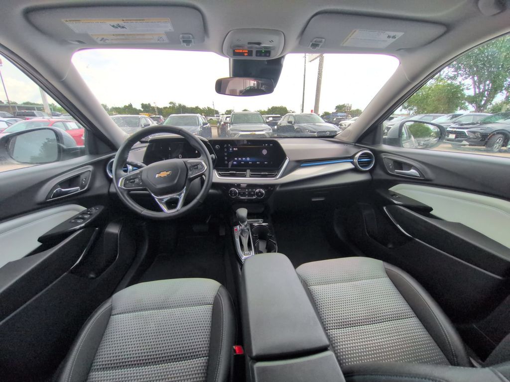 Thumbnail: 2025 Chevrolet Trax - 25