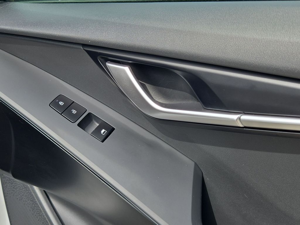 Thumbnail: 2025 Kia Niro - 31