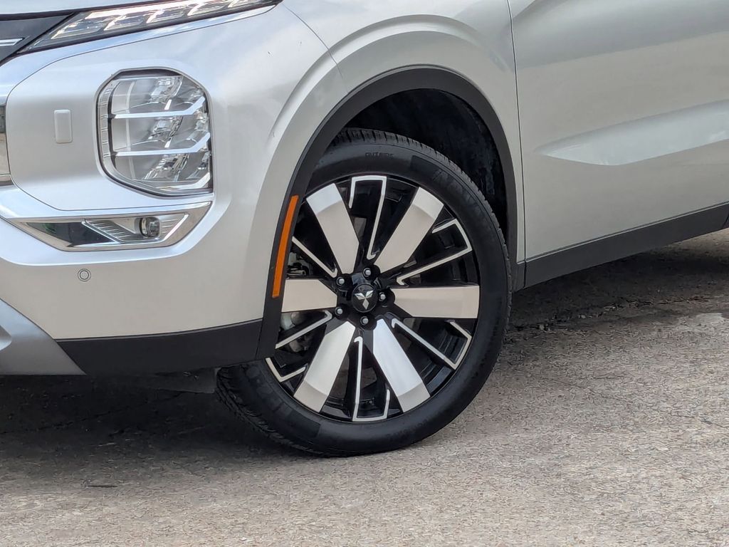 Thumbnail: 2025 Mitsubishi Outlander - 32