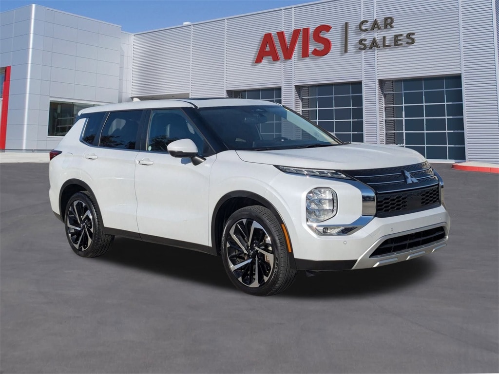 Thumbnail: 2024 Mitsubishi Outlander - 3