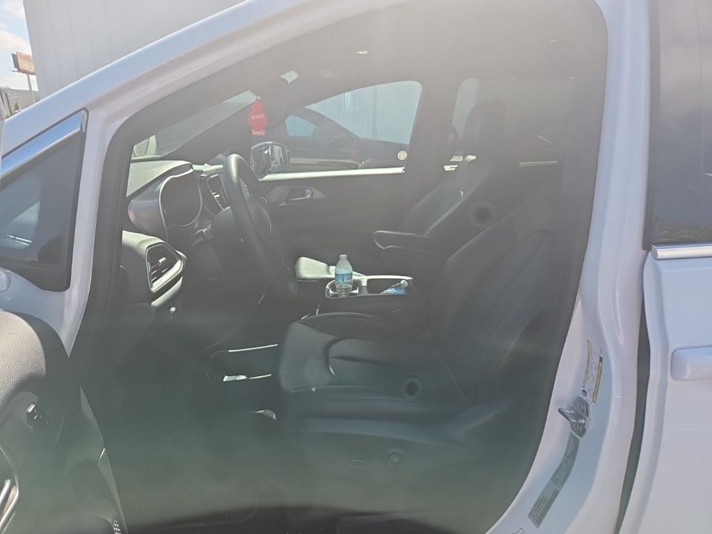 Thumbnail: 2025 Chrysler Pacifica - 3