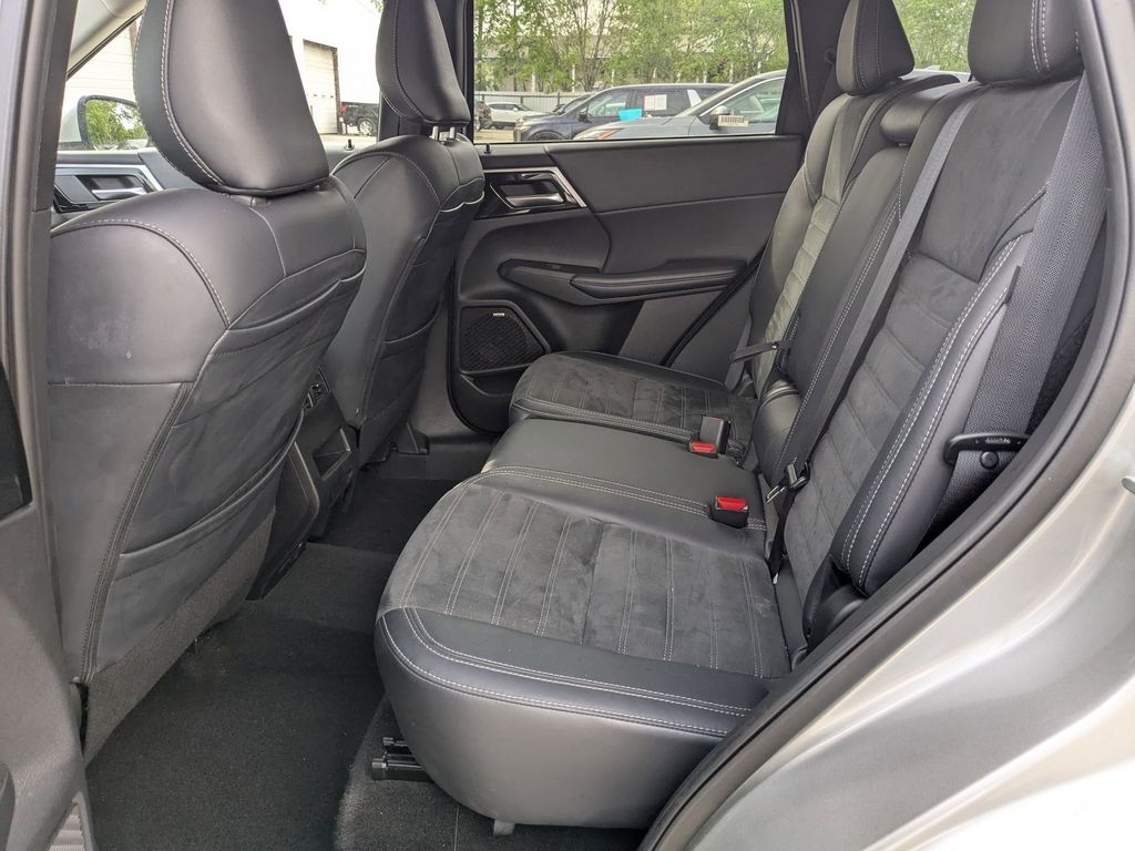 Thumbnail: 2025 Mitsubishi Outlander - 25