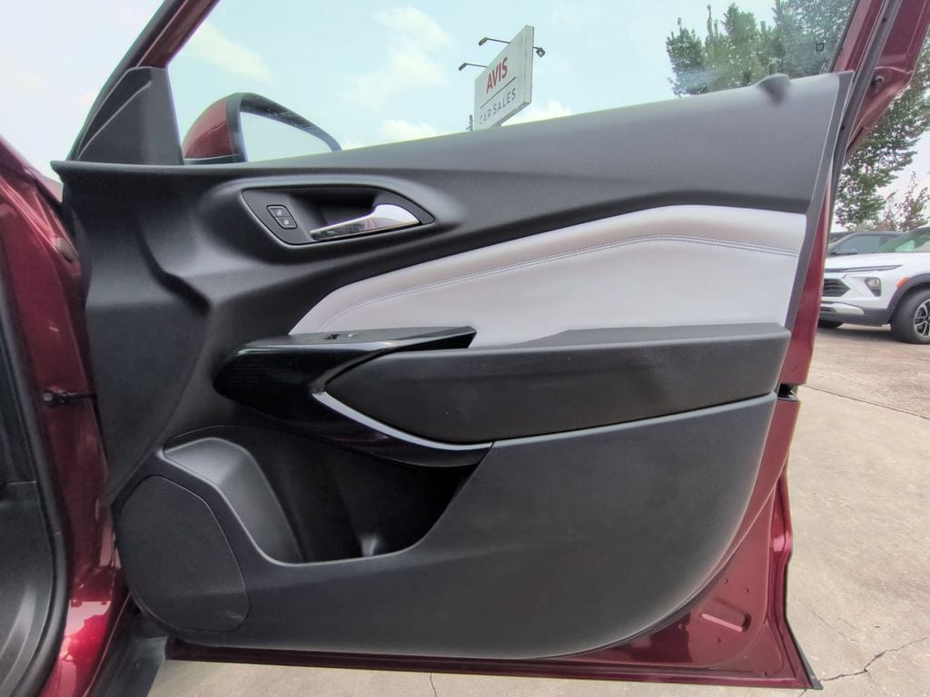 Thumbnail: 2025 Chevrolet Trax - 32