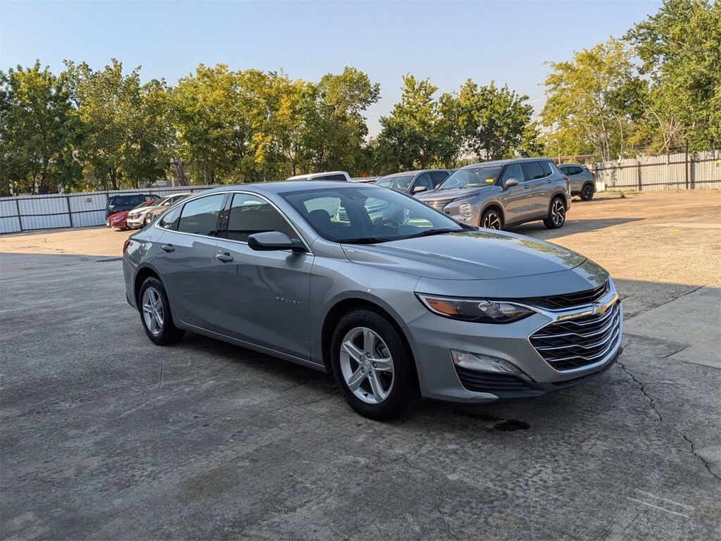 2024 Chevrolet Malibu 1LT photo 2