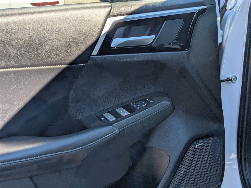 Thumbnail: 2025 Mitsubishi Outlander - 13