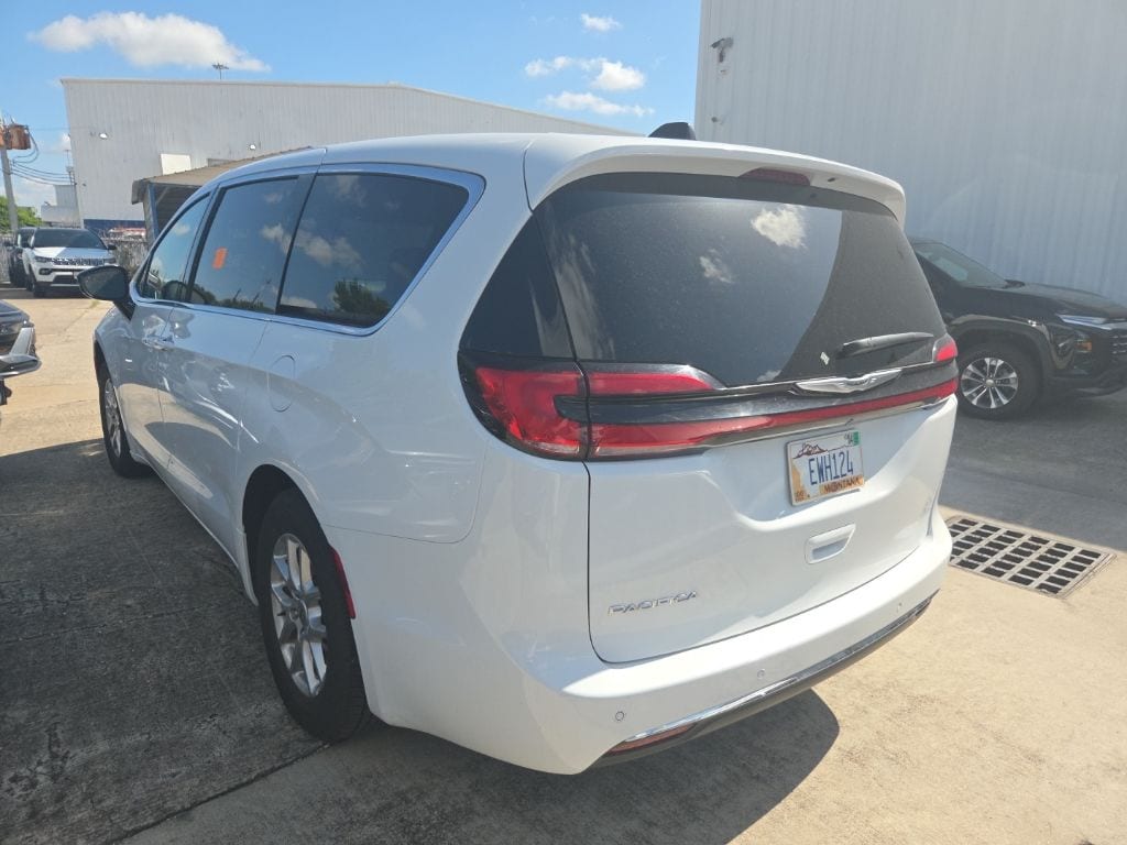 Thumbnail: 2025 Chrysler Pacifica - 8