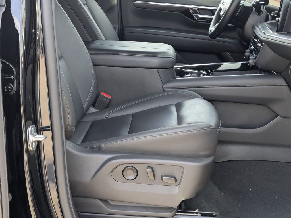 Thumbnail: 2025 Chevrolet Suburban - 30