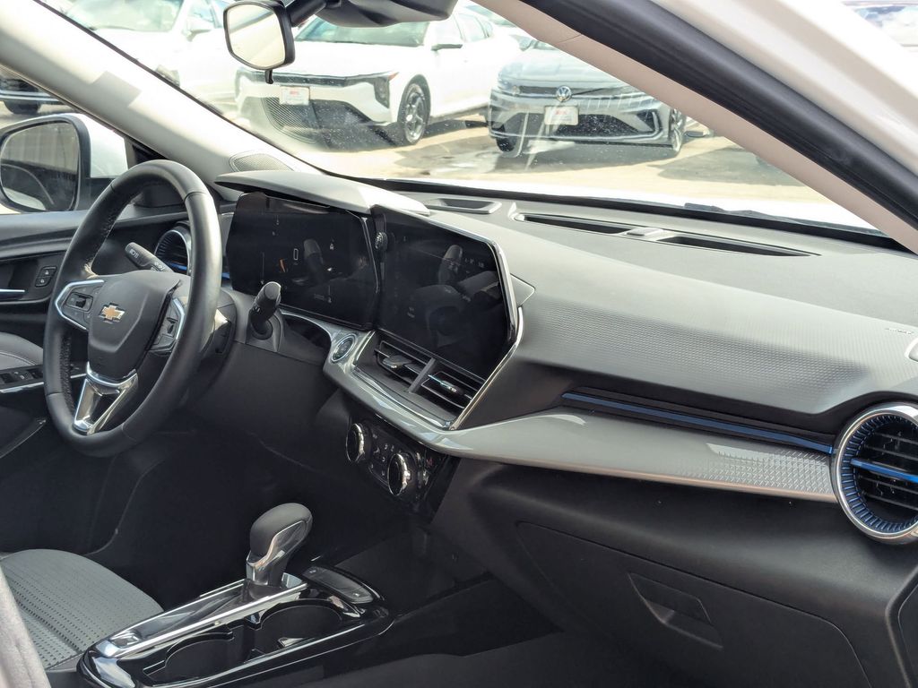 Thumbnail: 2025 Chevrolet Trax - 30