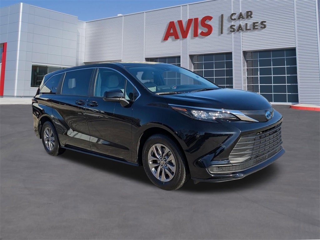 Thumbnail: 2025 Toyota Sienna - 3