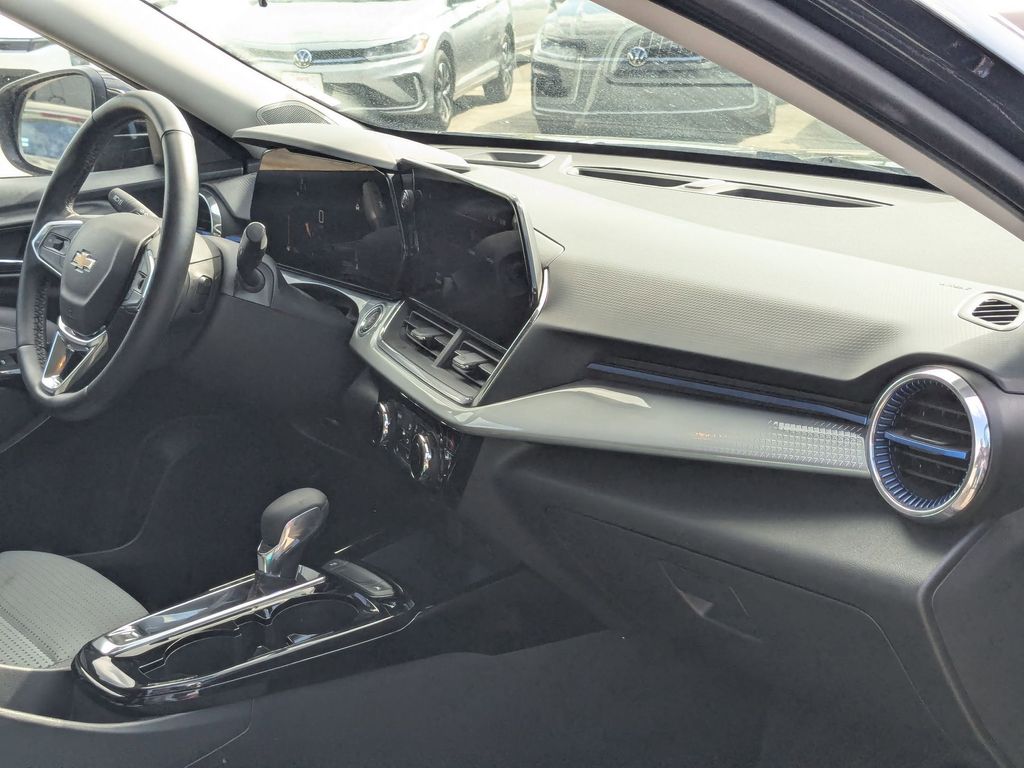 Thumbnail: 2025 Chevrolet Trax - 30