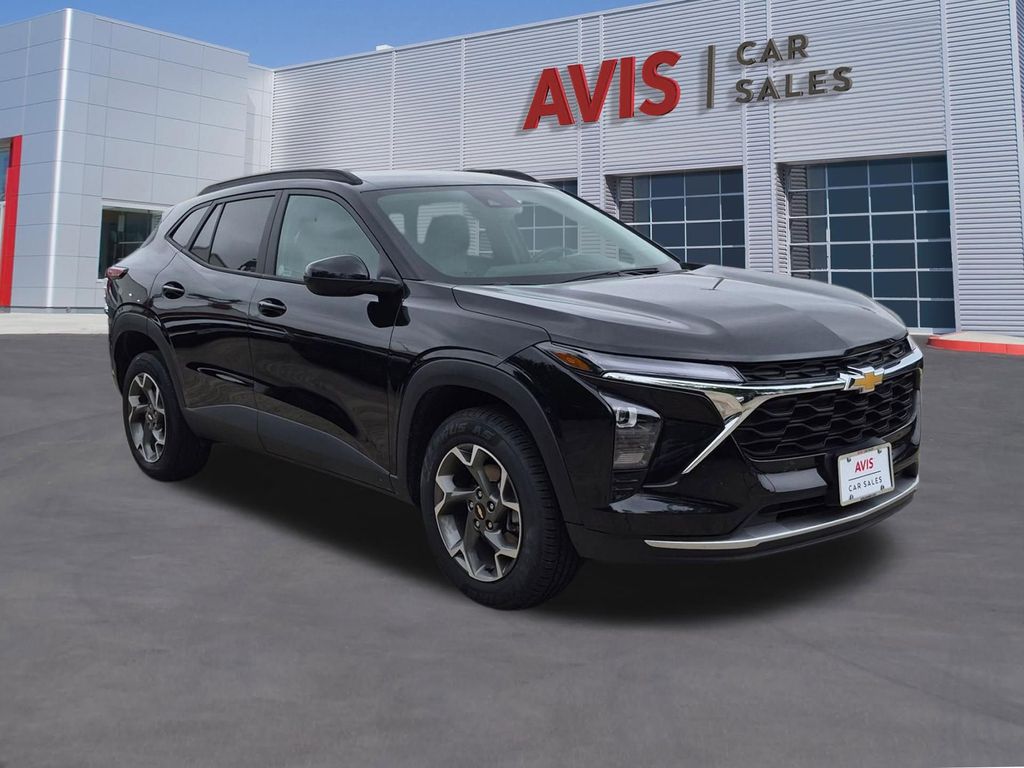 Thumbnail: 2025 Chevrolet Trax - 3