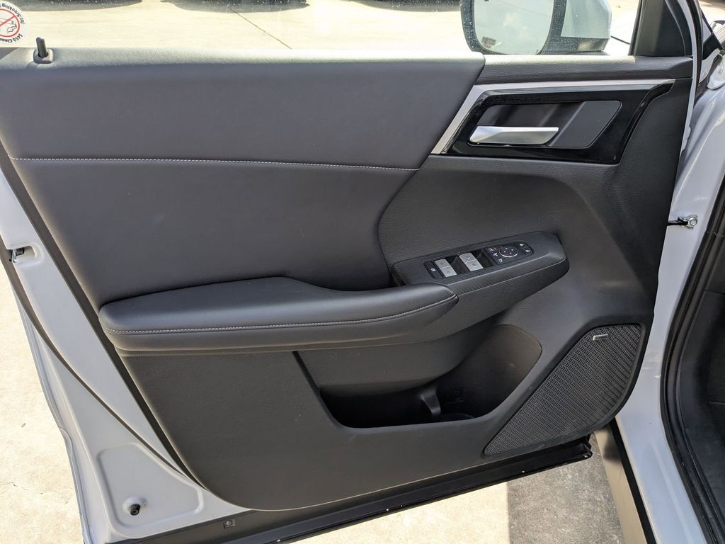 Thumbnail: 2025 Mitsubishi Outlander - 7