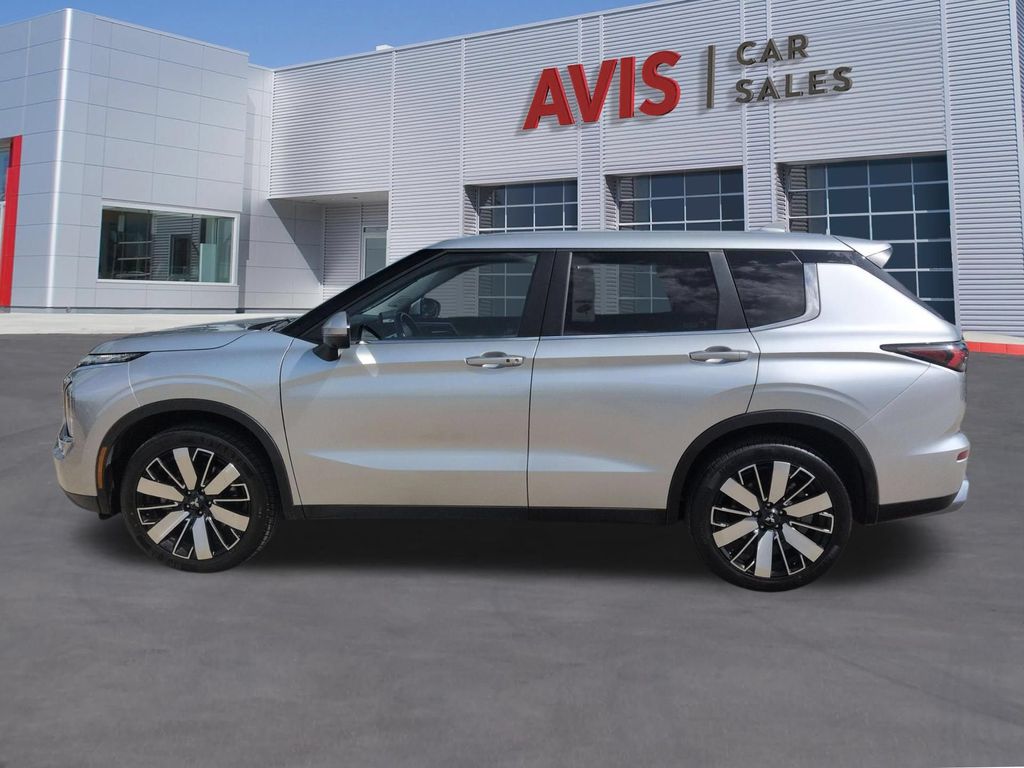 Thumbnail: 2025 Mitsubishi Outlander - 10
