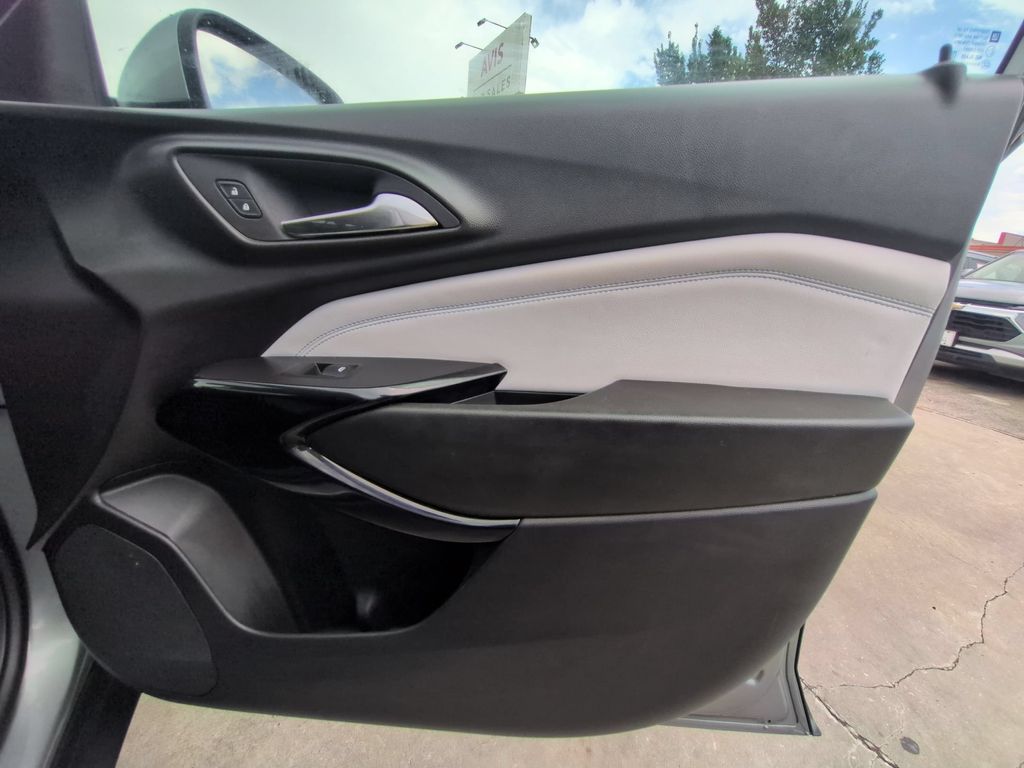 Thumbnail: 2025 Chevrolet Trax - 32