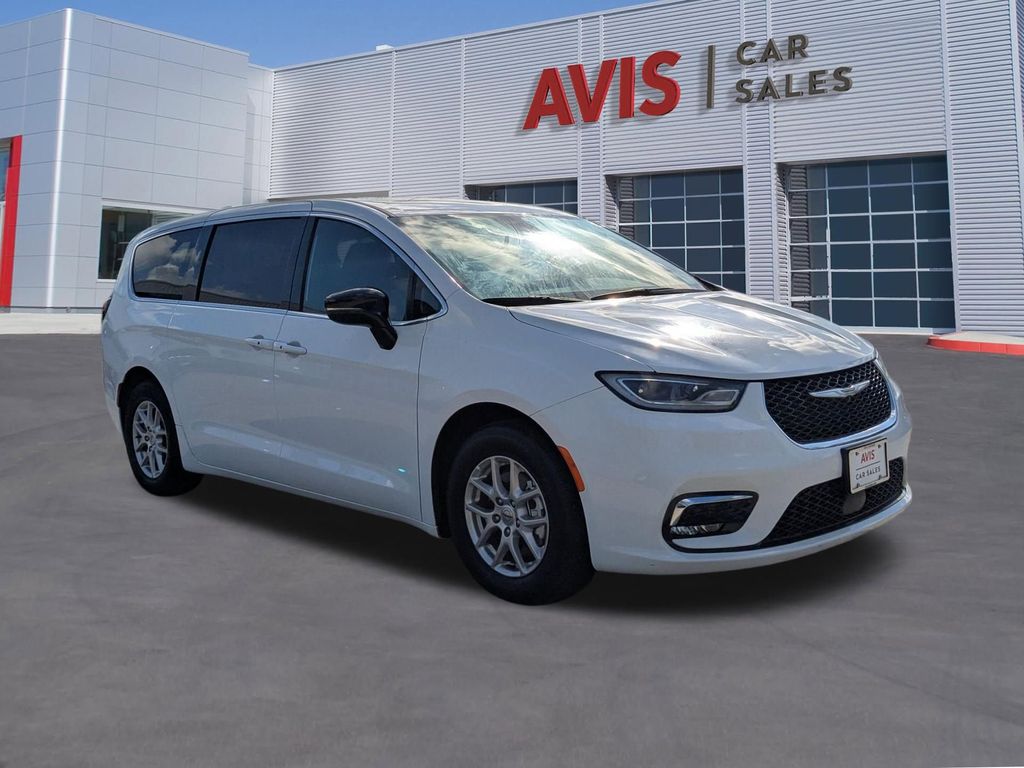 Thumbnail: 2025 Chrysler Pacifica - 3