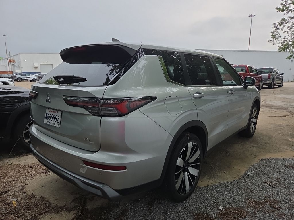 Thumbnail: 2025 Mitsubishi Outlander - 9