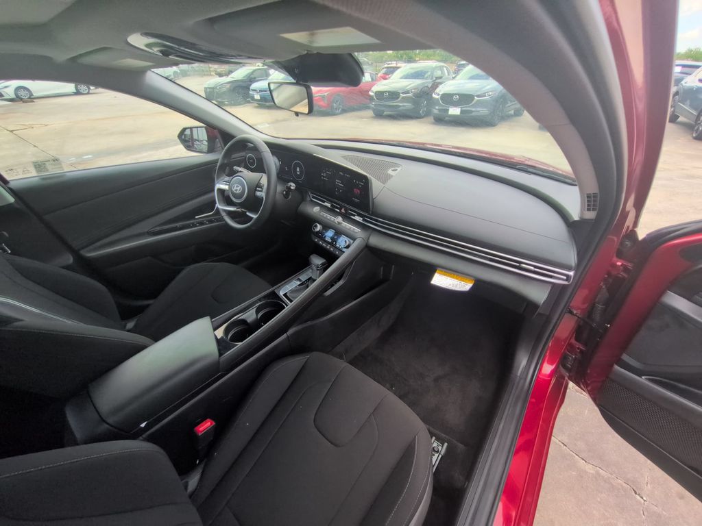Thumbnail: 2025 Hyundai Elantra - 32